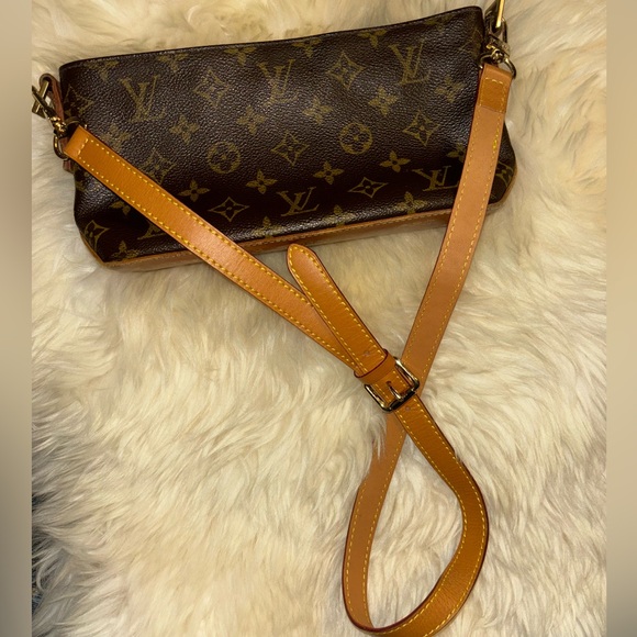 💎RARE💎Authentic (AR0072) LOUIS VUITTON “Trotteur” Shoulder Bag - Picture 1 of 12